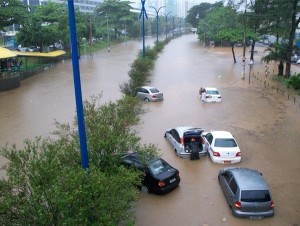 As enchentes são muitas vezes causadas por mudanças climáticas bruscas