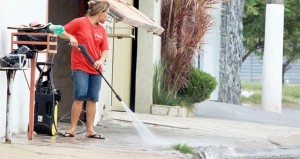 Lavar calçada com a água é uma das formas mais comuns de desperdício de água em nossas casas