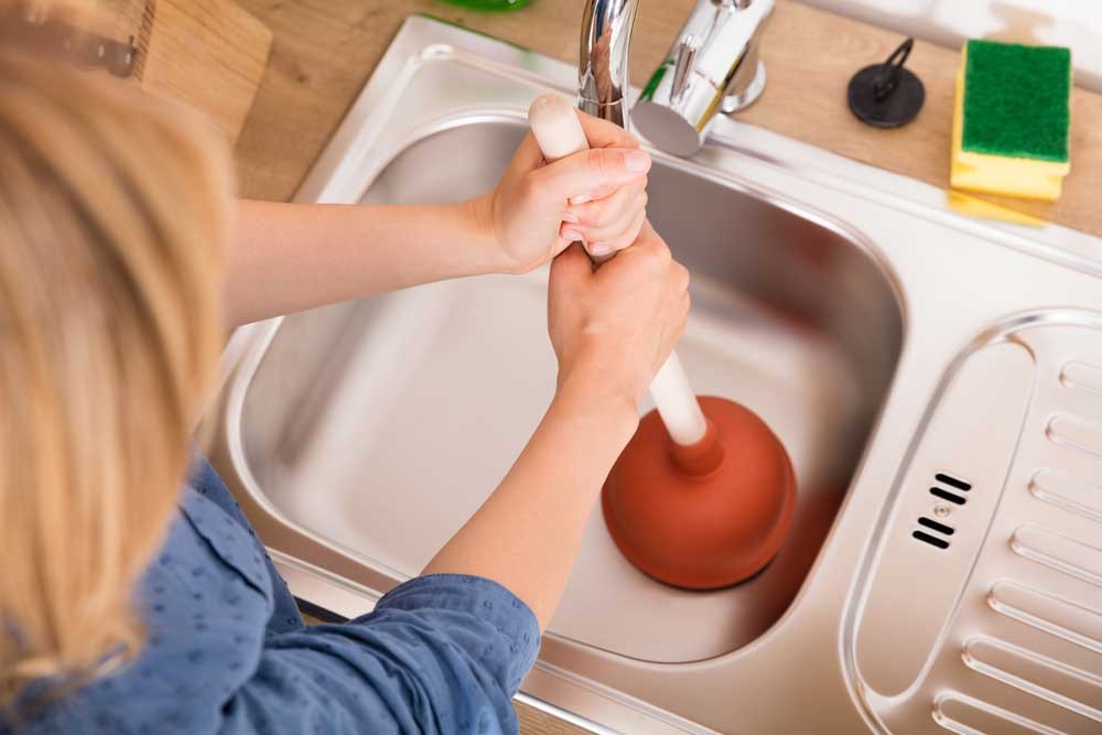 Como Desentupir Pia com um Desentupidor Manual